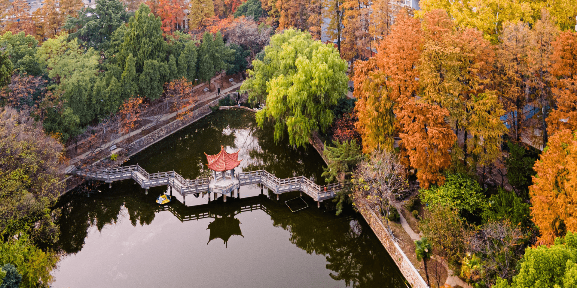 武汉大学校园风景 · Wuhan University campus · 来源 LIESMARS